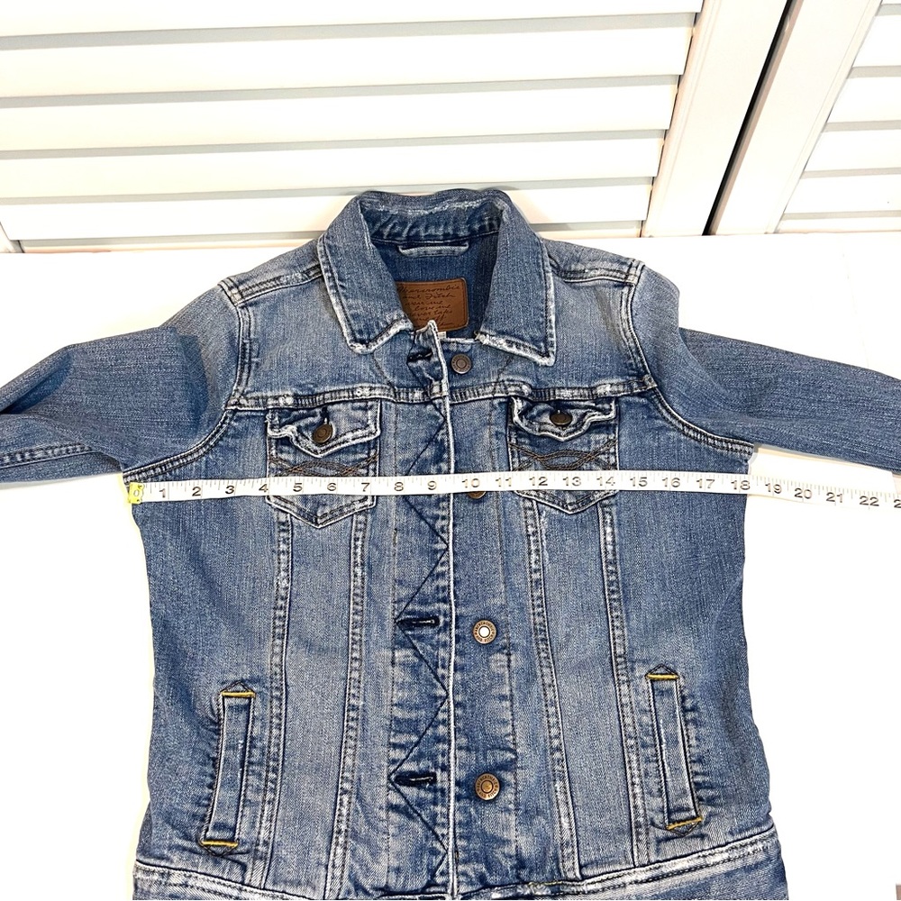 Abercrombie and Fitch Women’s distressed Jean Jacket - Picture 7 of 8